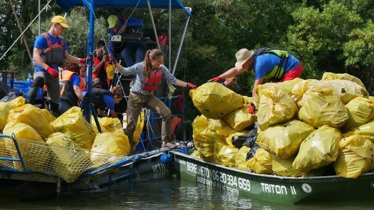 Akcióban a petkalózok – Ismét nekilátnak a Tisza-tó megtisztításának