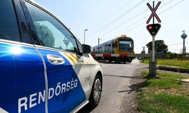 A vasúti átjárókon való áthaladás szabályaira figyelmeztet a MÁV és a rendőrség