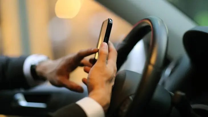 A vezetés közbeni mobiltelefon használatot figyelik a héten a rendőrök